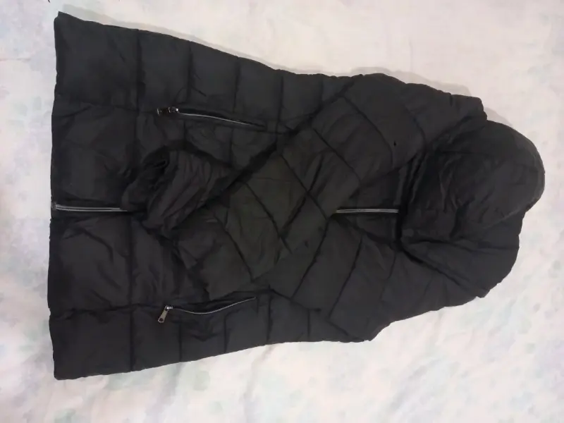 Chaqueta negra acolchada