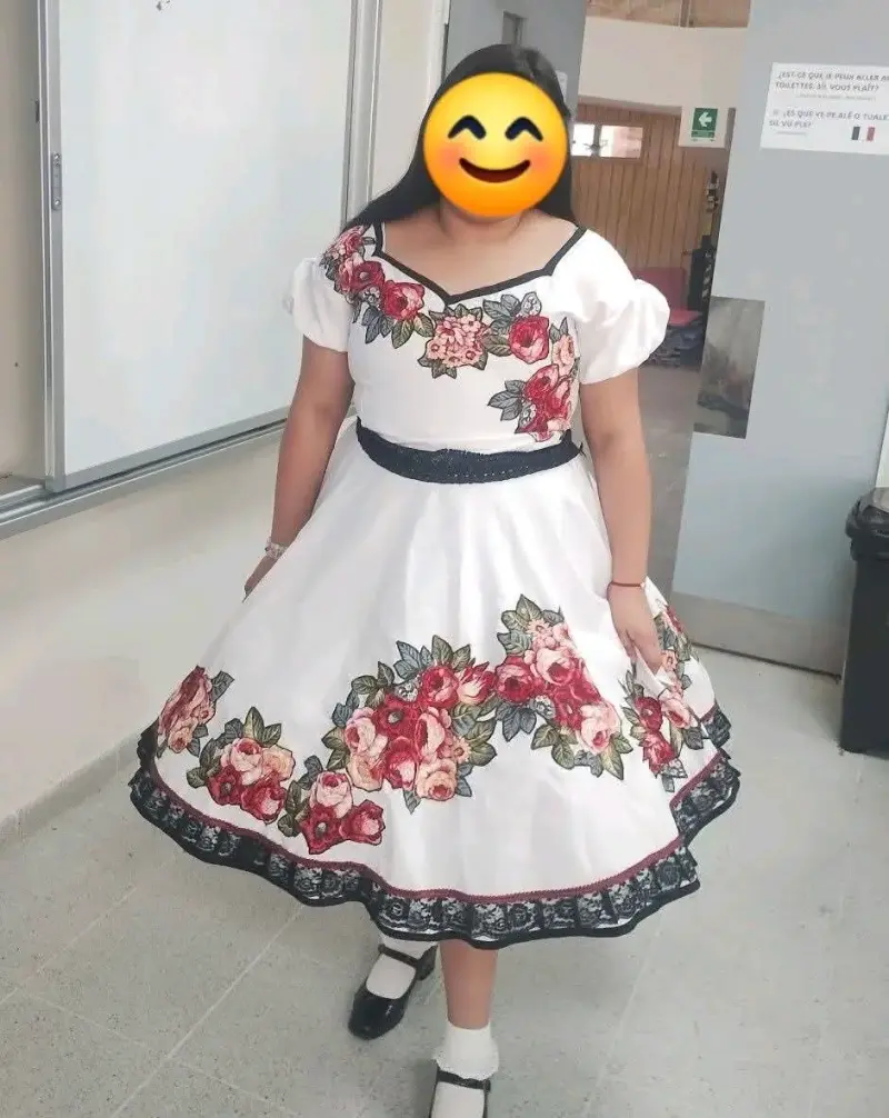 Vestido de china,blanco con flores bordadas