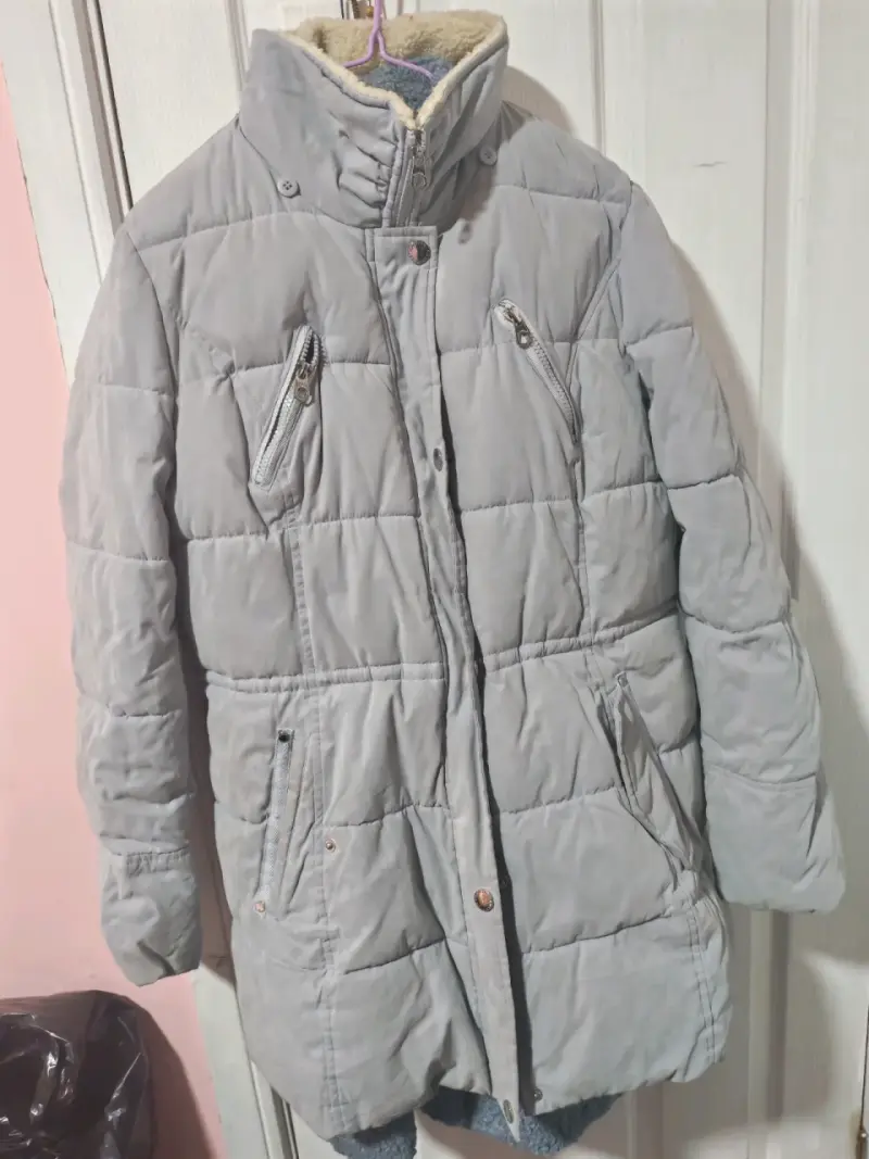 Parka gris acolchada mujer