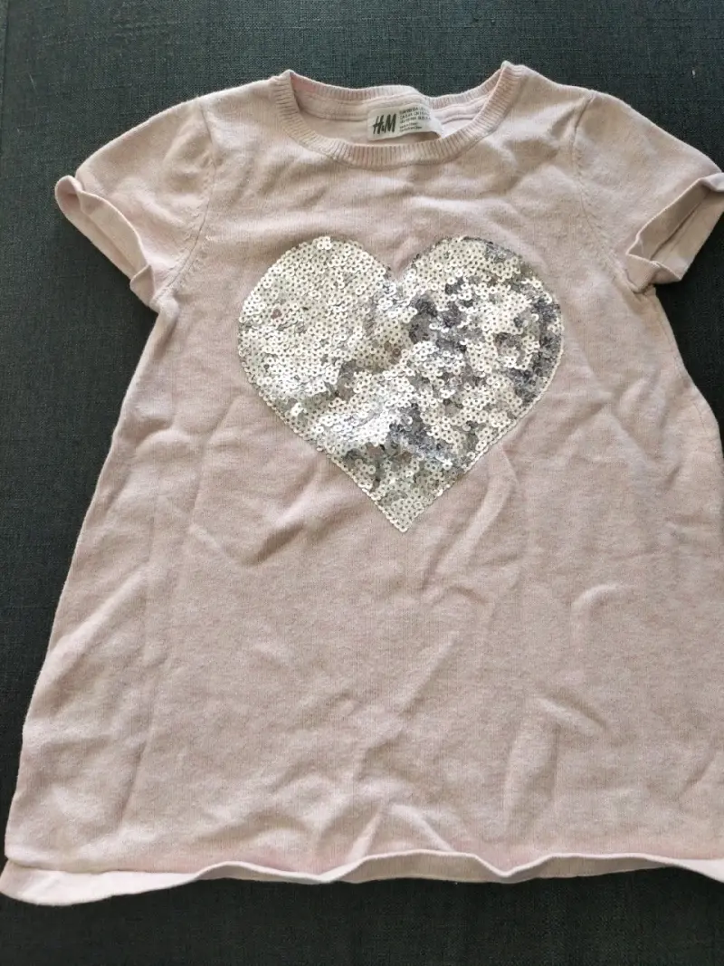 Polera niña con diseño de corazón - 1