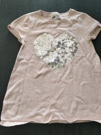 Polera niña con diseño de corazón - miniatura 1
