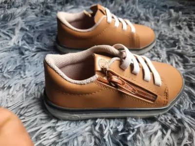 Zapatos infantiles marrones con cierre - miniatura 1