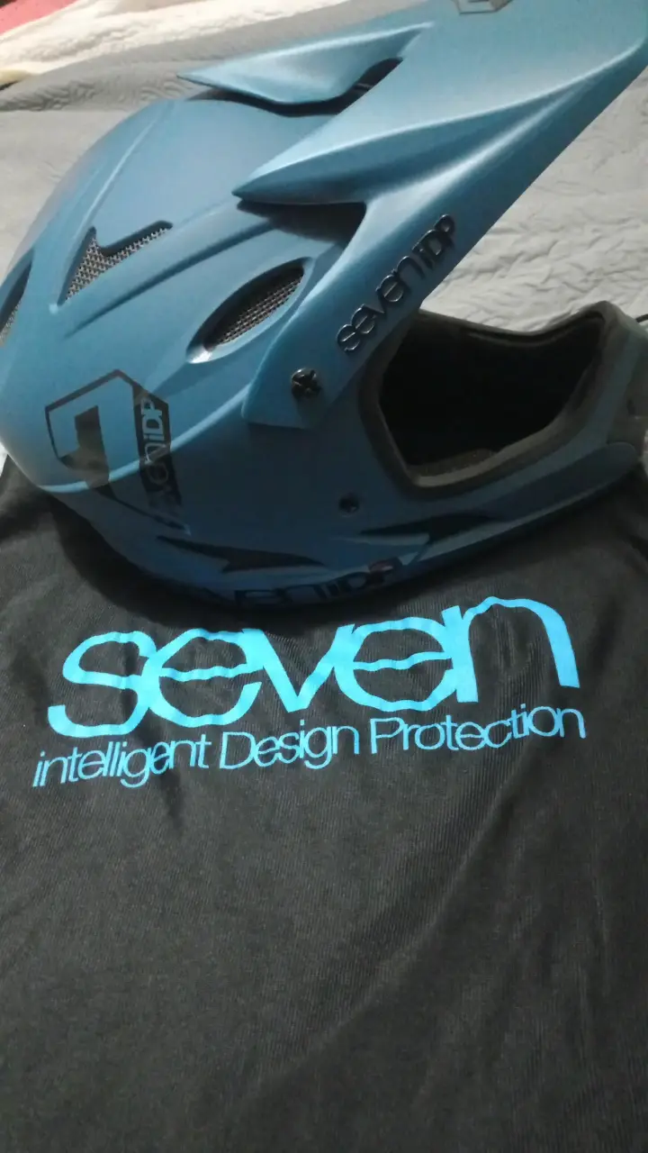 Casco de bicicleta azul