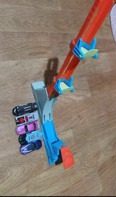 Pista de autos con cinco coches - miniatura 1
