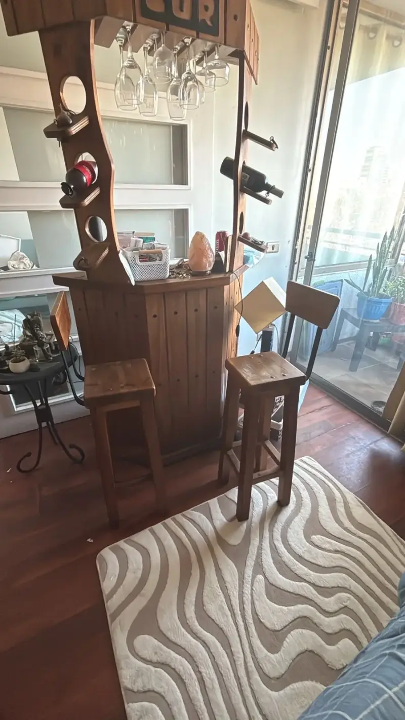 Se vende bar de madera con 3 sillas - 5