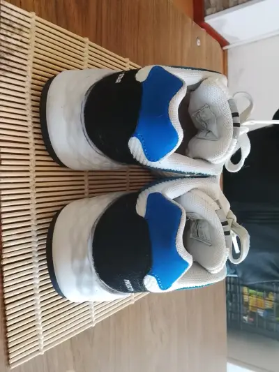Zapatillas deportivas azul y negro - miniatura 1