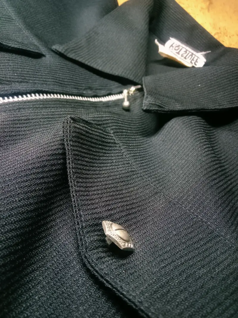 Chaqueta negra con cierre metálico - 1