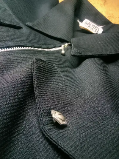 Chaqueta negra con cierre metálico - miniatura 1