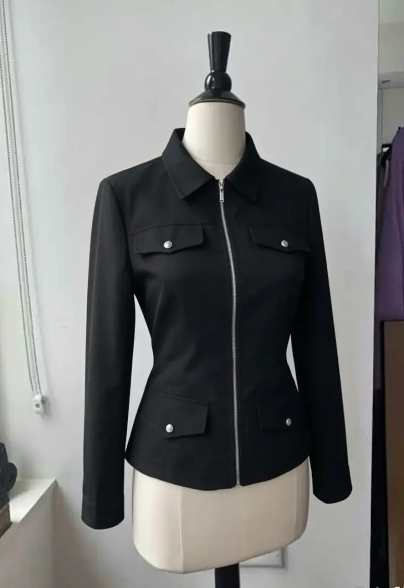 Chaqueta negra con cierre metálico - 3