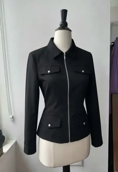 Chaqueta negra con cierre metálico - miniatura 3