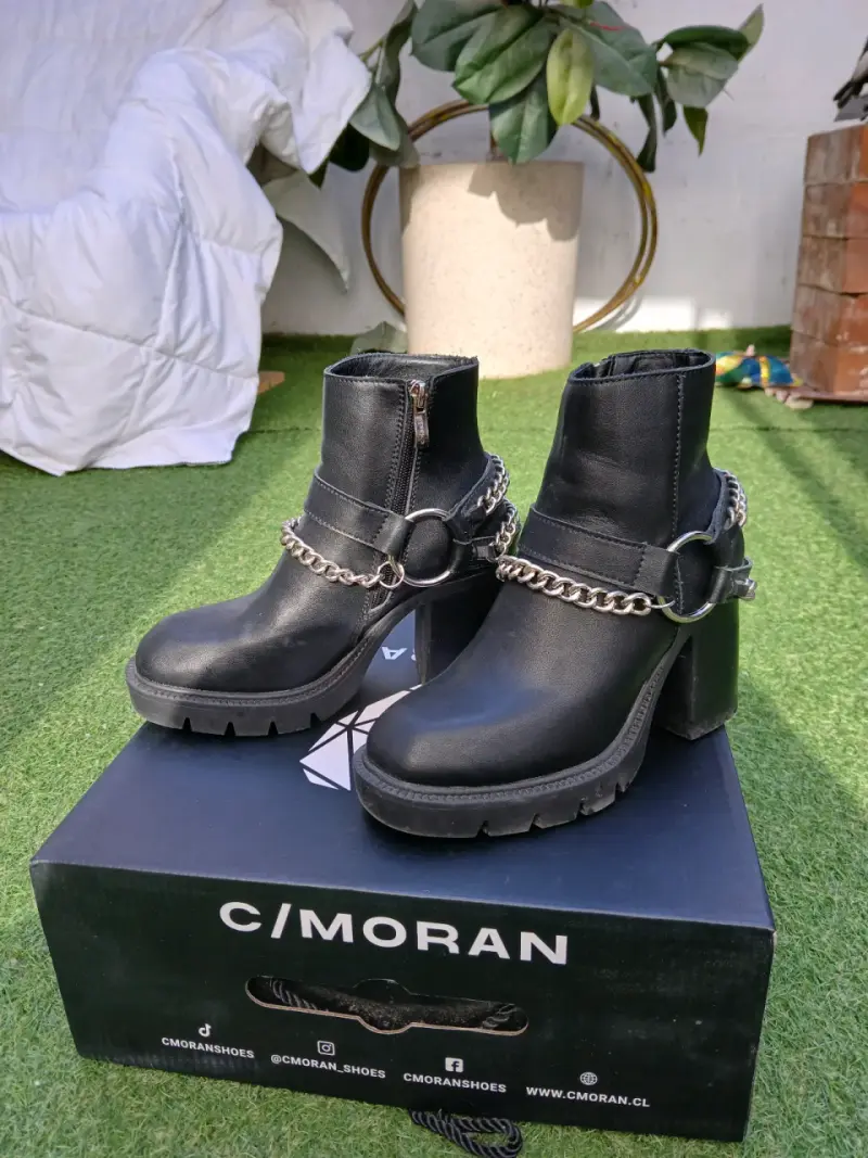 Botines negros con cadena C/Moran talla 35