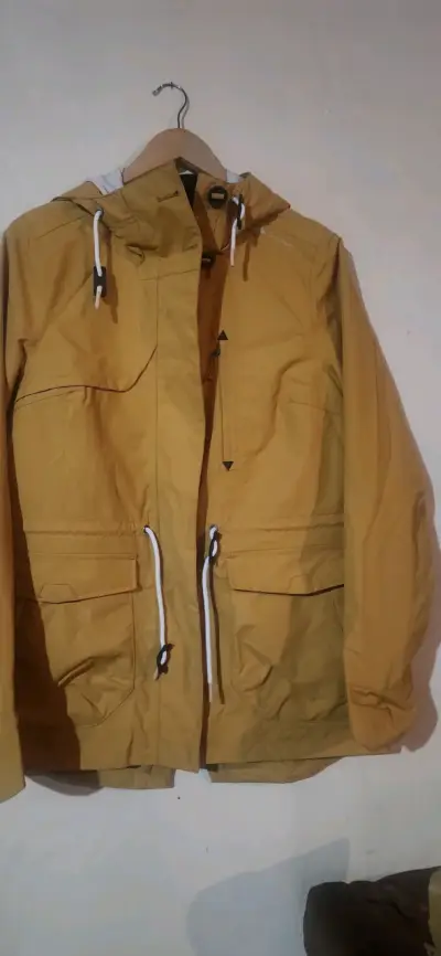 Parka amarilla con capucha - miniatura 1