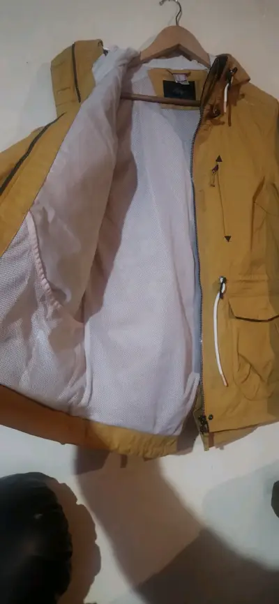 Parka amarilla con capucha - miniatura 2
