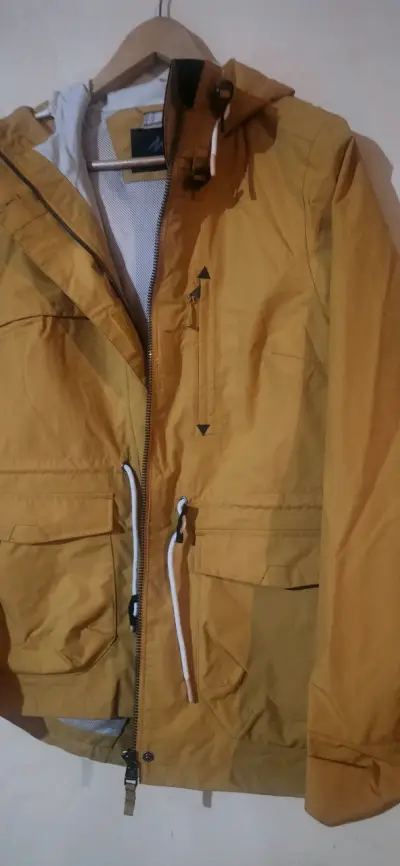 Parka amarilla con capucha - miniatura 3