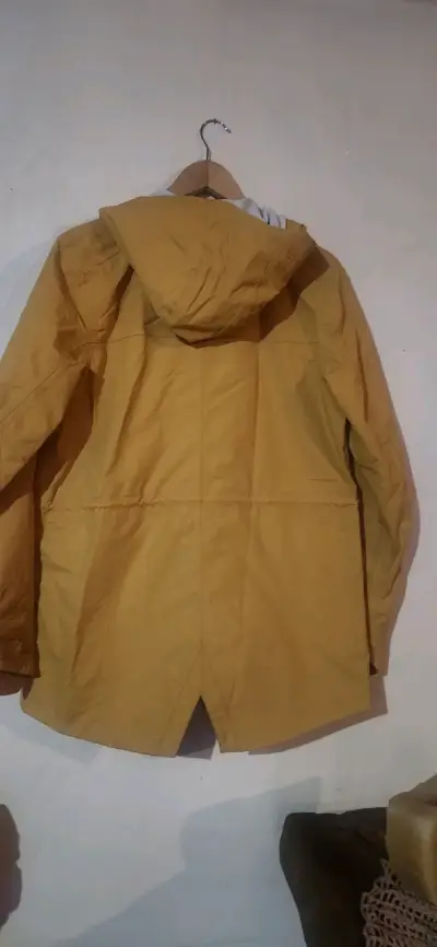 Parka amarilla con capucha - miniatura 4