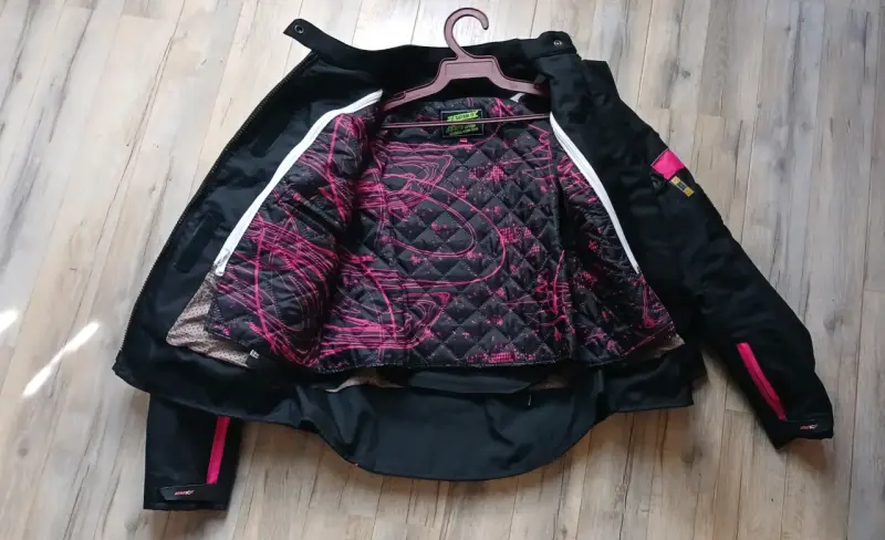 Chaqueta motociclista negra y rosada - 3