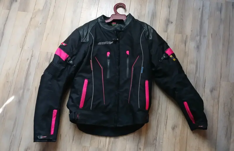 Chaqueta motociclista negra y rosada - 4