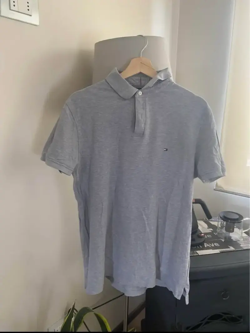 Polera polo gris Marca Tommy Hilfiger - 1