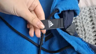 Polerón azul con capucha - miniatura 3