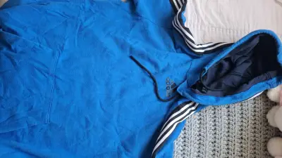 Polerón azul con capucha - miniatura 4
