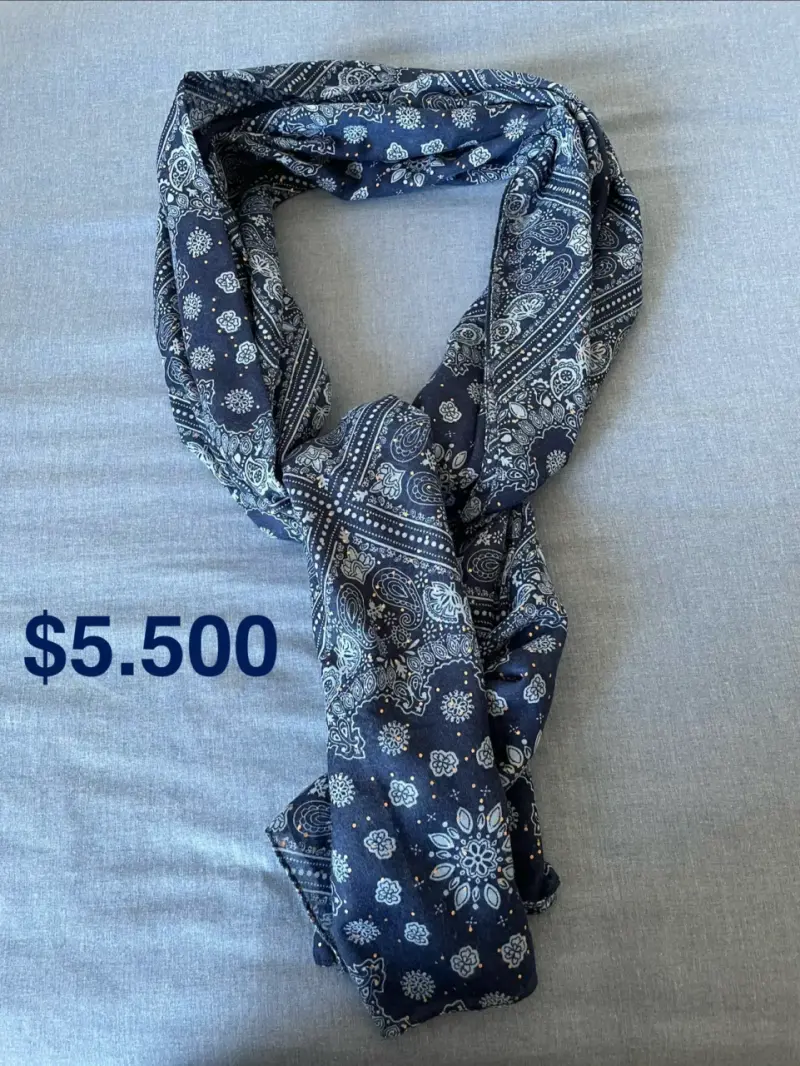 Pañuelo azul con diseño floral - 1