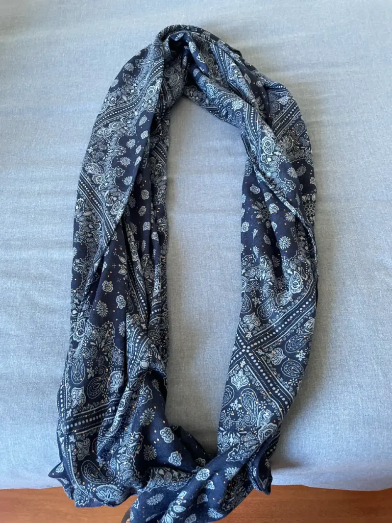 Pañuelo azul con diseño floral - 2