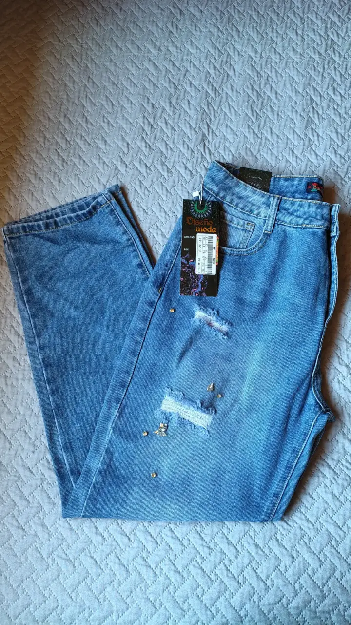 Jeans azules con decoración de brillos