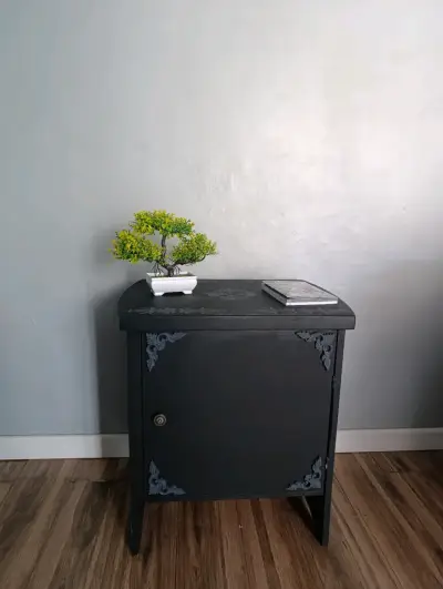 Mueble negro con decoración - miniatura 1