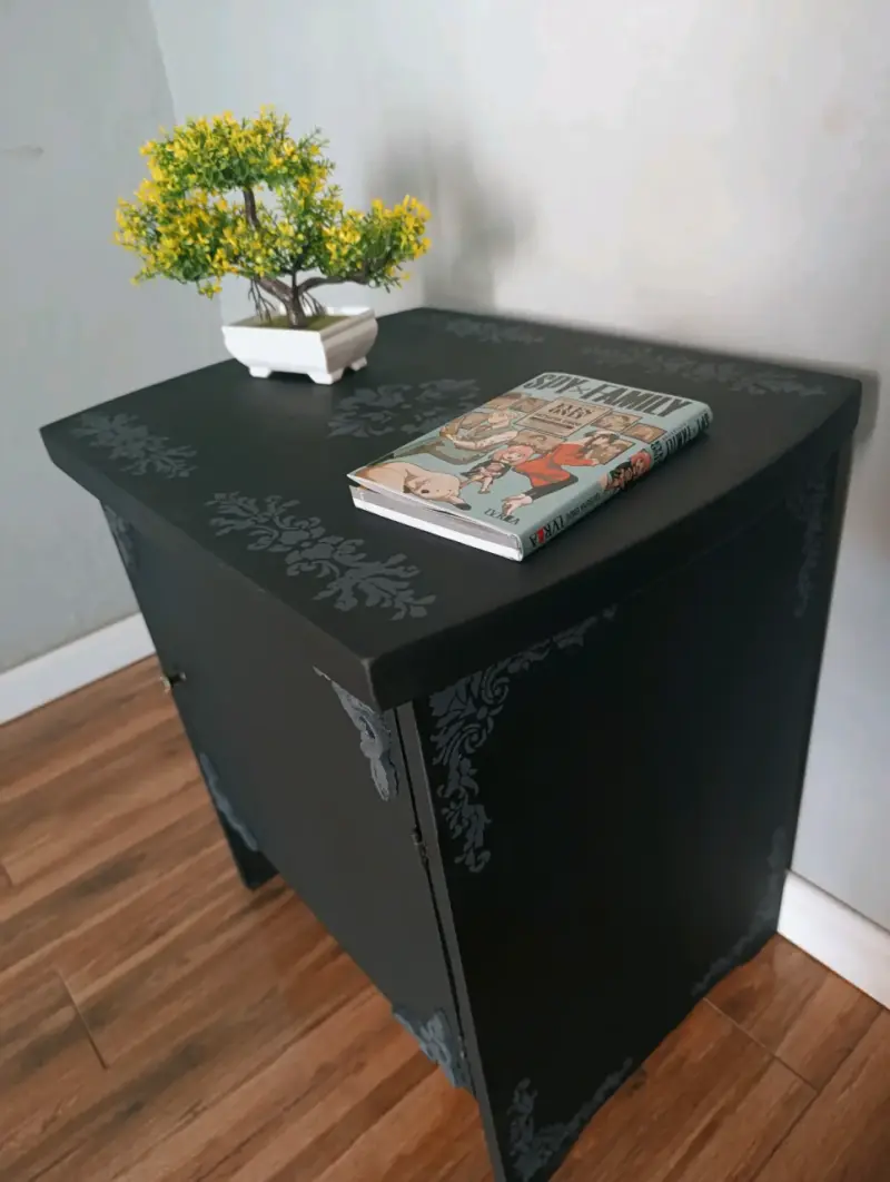 Mueble negro con decoración - 2
