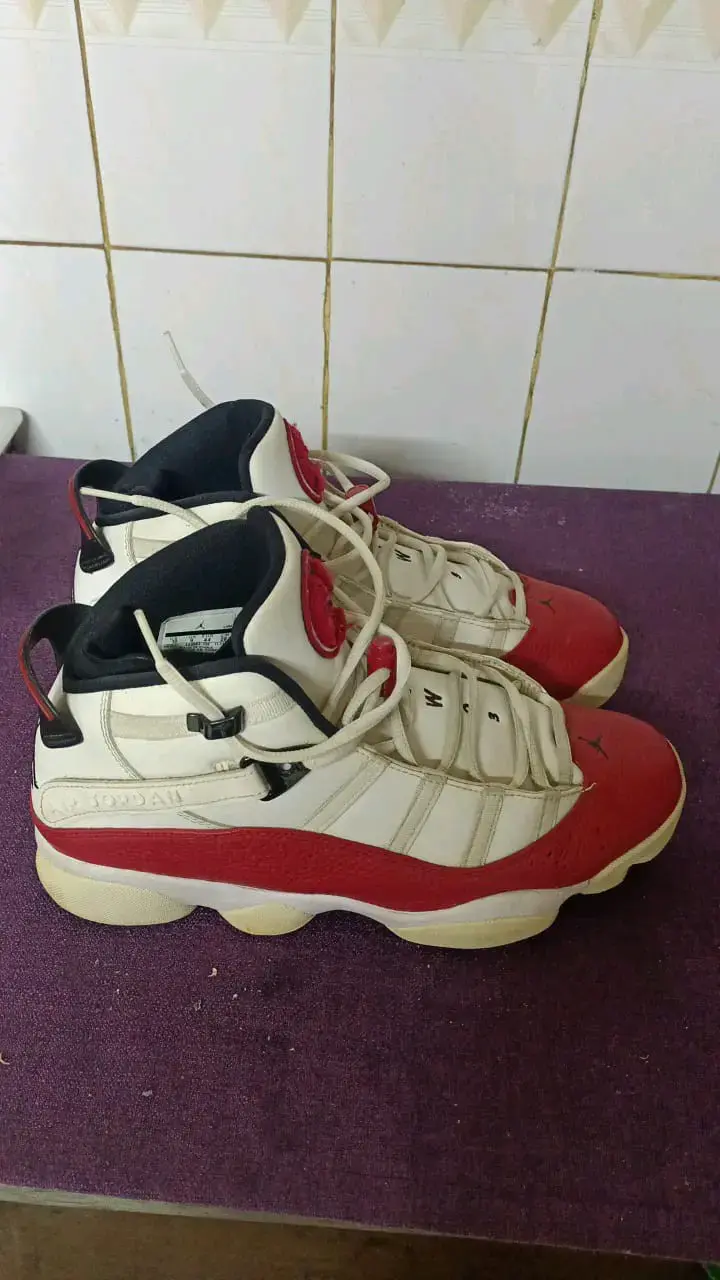 Zapatillas Jordan blancas y rojas - 1