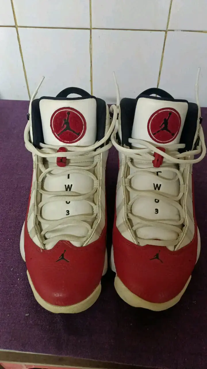 Zapatillas Jordan blancas y rojas - 2