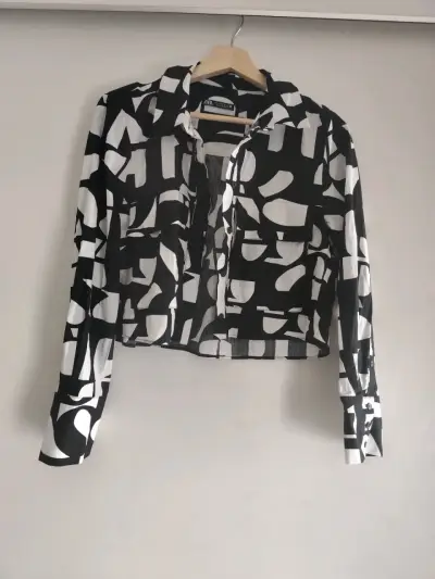 Blusa blanca y negra estampada - miniatura 1