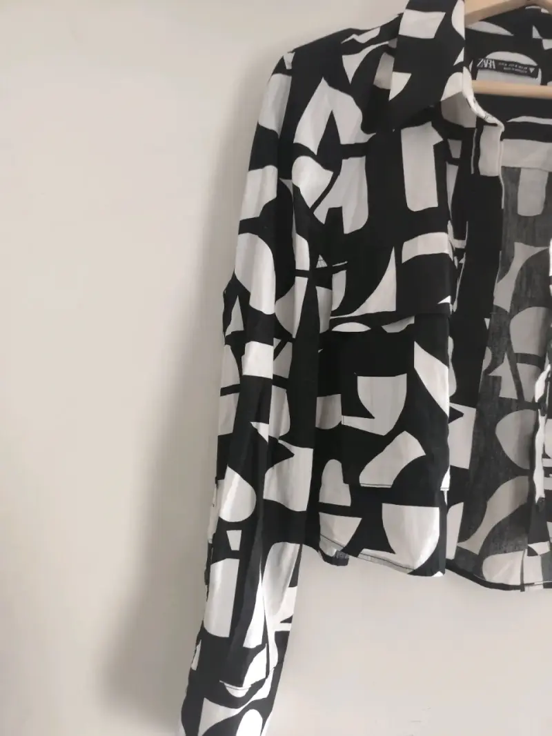 Blusa blanca y negra estampada - 2