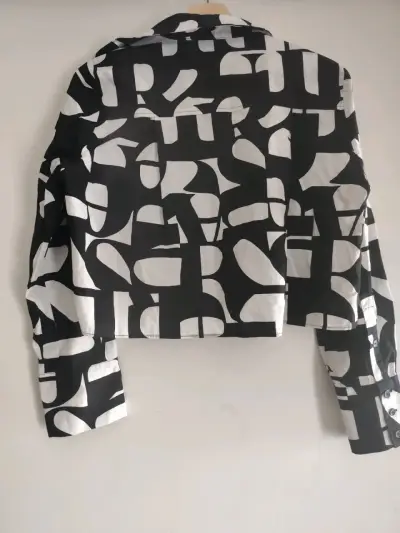 Blusa blanca y negra estampada - miniatura 3