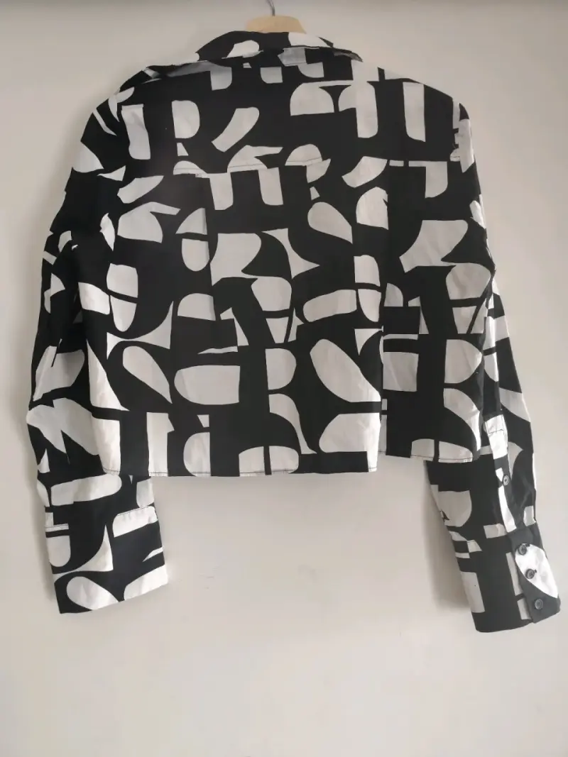 Blusa blanca y negra estampada - 4