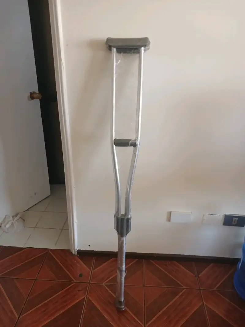 Muleta de aluminio ajustable - 1