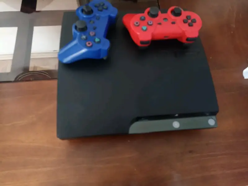 Consola de juegos negra con dos mandos - 1
