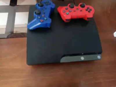 Consola de juegos negra con dos mandos - miniatura 1