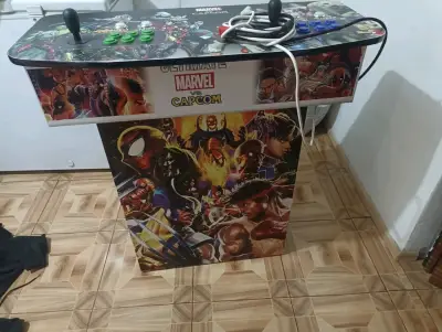 Consola de juegos negra con dos mandos - miniatura 2