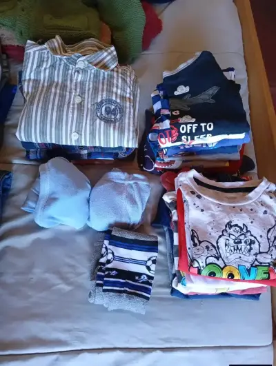Ropa infantil variada - miniatura 1