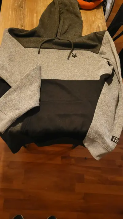 Polerón con capucha gris y negro - miniatura 1