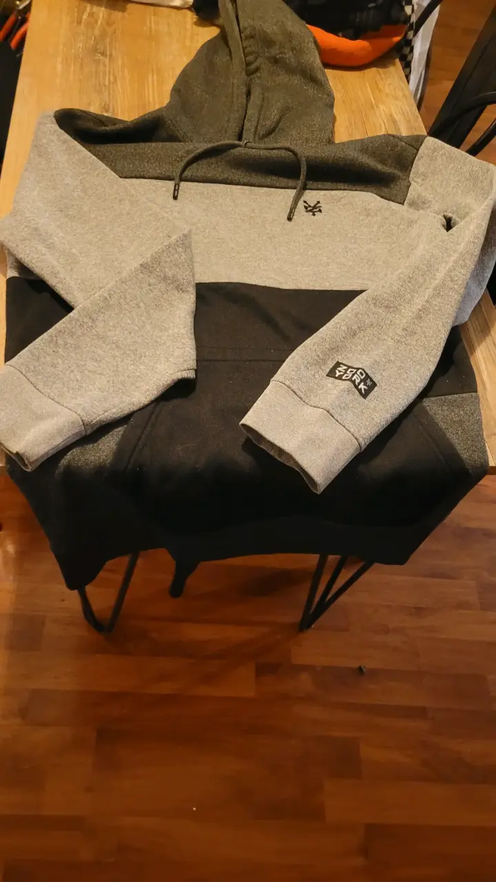 Polerón con capucha gris y negro - 2