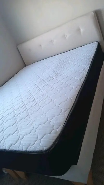 Cama matrimonial con colchón blanco - miniatura 1