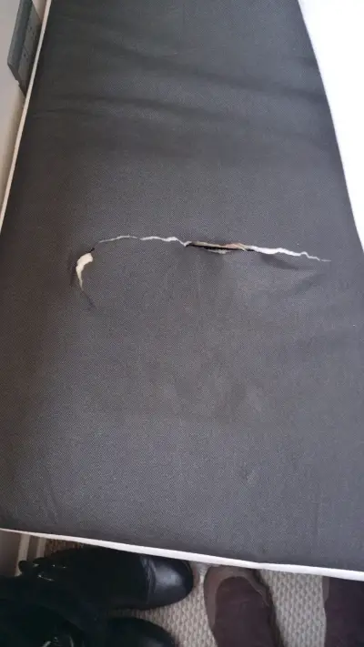 Cama matrimonial con colchón blanco - miniatura 4