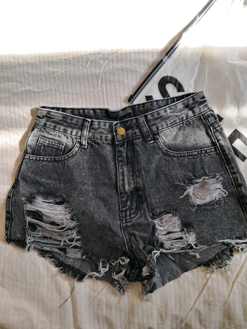 Shorts negros rasgados