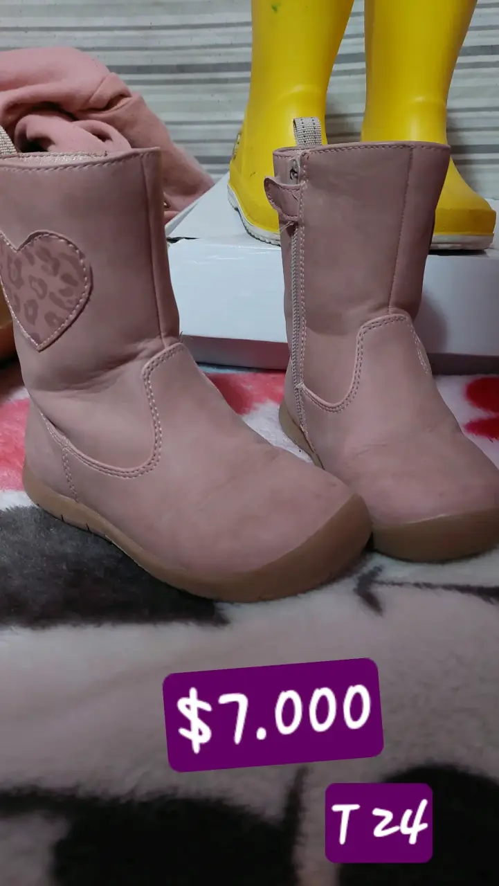Botas rosadas con diseño de corazón