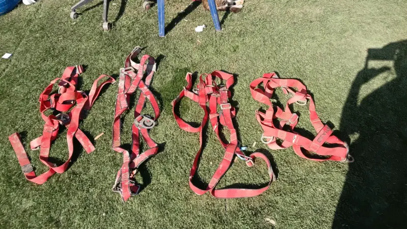 Arneses de seguridad rojos usados - 1