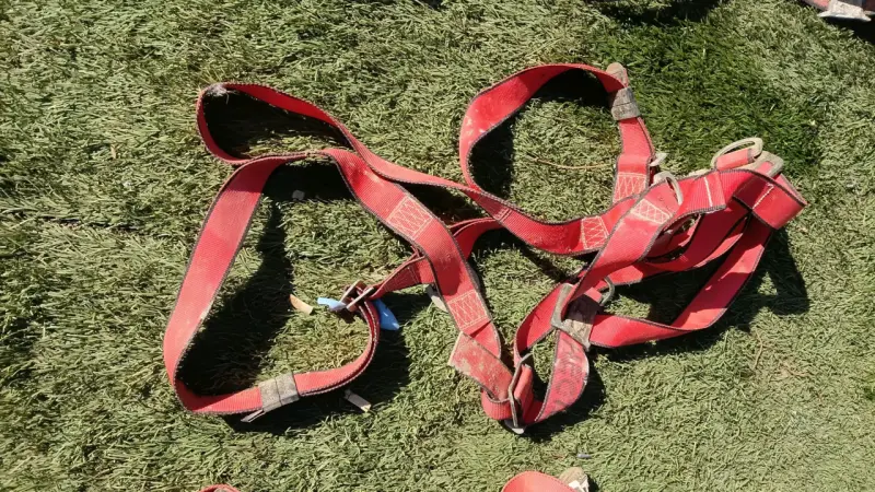 Arneses de seguridad rojos usados - 2