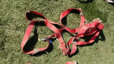 Arneses de seguridad rojos usados - miniatura 2