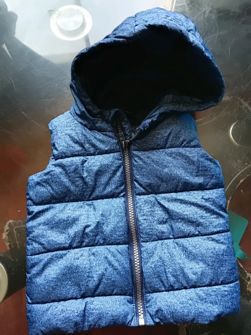 Chaleco acolchado azul con capucha
